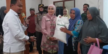 Bupati Kendal, Dyah Kartika Permanasari, menyerahkan bantuan beras CPP kepada warga Desa Tratemulyo, Kecamatan Weleri, Senin, 28 September 2026. (Anik Kustiani/Lingkarjateng.id)