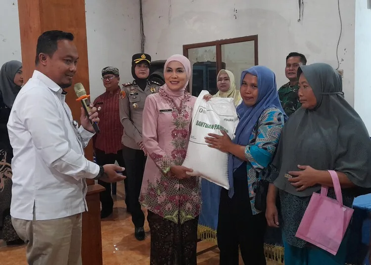 Bupati Kendal, Dyah Kartika Permanasari, menyerahkan bantuan beras CPP kepada warga Desa Tratemulyo, Kecamatan Weleri, Senin, 28 September 2026. (Anik Kustiani/Lingkarjateng.id)