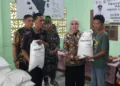 Bupati Kendal, Dyah Kartika Permanasari, menyalurkan bantuan beras CPP di Desa Jatirejo, Kecamatan Ngampel, Selasa, 8 September 2026. (Anik Kustiani/Lingkarjateng.id)