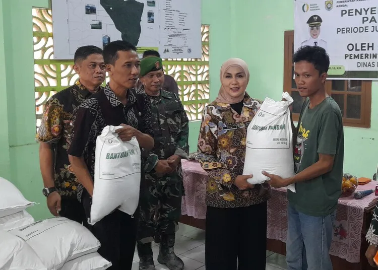 Bupati Kendal, Dyah Kartika Permanasari, menyalurkan bantuan beras CPP di Desa Jatirejo, Kecamatan Ngampel, Selasa, 8 September 2026. (Anik Kustiani/Lingkarjateng.id)