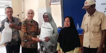 Bupati Kendal, Dyah Kartika Permanasari (kedua kiri), menyerahkan bantuan pangan beras di Desa Karangtengah, Kecamatan Kaliwungu, Kamis 10 September 2026. (Anik Kustiani/Lingkarjateng.id)