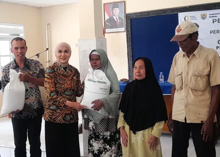 Bupati Kendal, Dyah Kartika Permanasari (kedua kiri), menyerahkan bantuan pangan beras di Desa Karangtengah, Kecamatan Kaliwungu, Kamis 10 September 2026. (Anik Kustiani/Lingkarjateng.id)