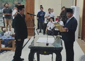 Bupati Rembang, Harno, melantik mantan Sekda Fahrudin menjadi Kepala BPBD di Kantor Bupati Rembang, Rabu, 23 September 2026. (Vicky Rio/Lingkarjateng.id)
