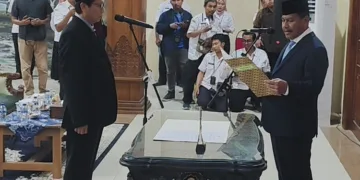 Bupati Rembang, Harno, melantik mantan Sekda Fahrudin menjadi Kepala BPBD di Kantor Bupati Rembang, Rabu, 23 September 2026. (Vicky Rio/Lingkarjateng.id)