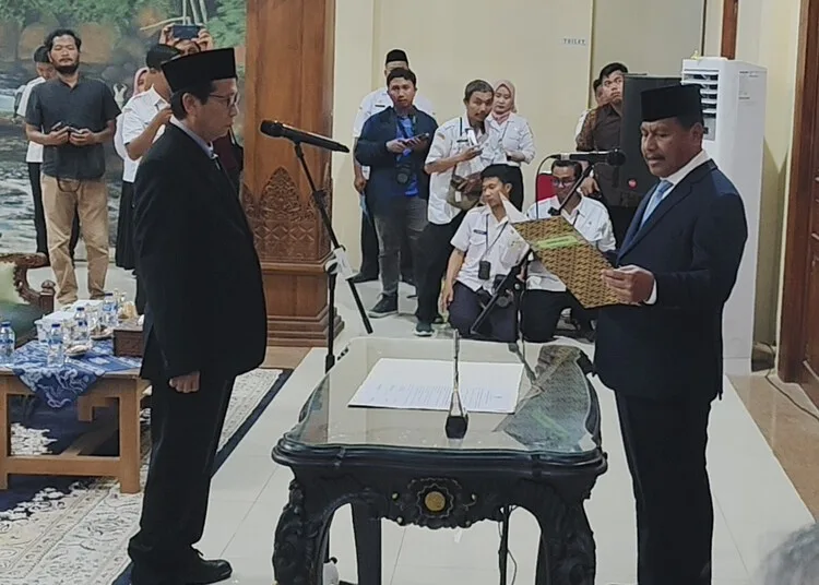 Bupati Rembang, Harno, melantik mantan Sekda Fahrudin menjadi Kepala BPBD di Kantor Bupati Rembang, Rabu, 23 September 2026. (Vicky Rio/Lingkarjateng.id)