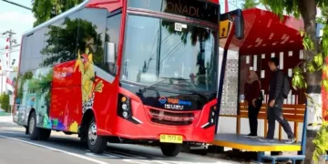 Bus Trans Jateng hendak mengangkut penumpang. (Antara/Lingkarjateng.id)