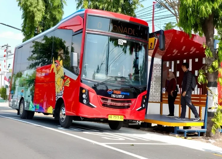 Bus Trans Jateng hendak mengangkut penumpang. (Antara/Lingkarjateng.id)