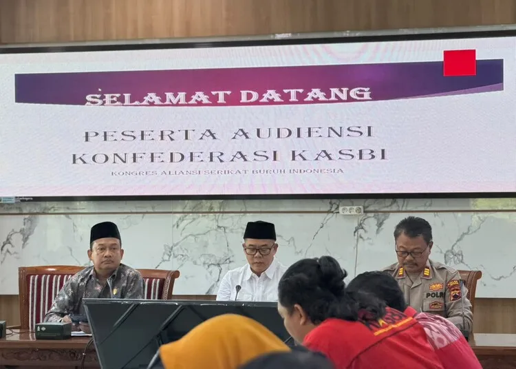 Ketua DPRD Jepara, Agus Sutisna, memimpin audiensi dari KASBI Jepara di gedung dewan setempat, Kamis, 17 September 2026. (Tomi Budianto/Lingkarjateng.id)