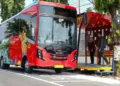 ILUSTRASI:  Dua warga hendak menaiki Bus Rapid Transit (BRT) Trans Jateng. (Antara/Lingkarjateng.id)