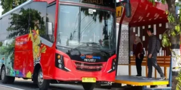 ILUSTRASI:  Dua warga hendak menaiki Bus Rapid Transit (BRT) Trans Jateng. (Antara/Lingkarjateng.id)