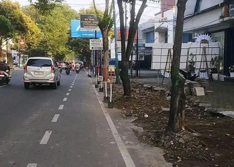 ILUSTRASI: Progres Perbaikan trotoar di Jalan Sudirman, Kabupaten Pati pada 2026. (dok for Lingkarjateng.id)