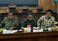 Ketua Komisi A DPRD Pati, Narso (tengah) beserta jajaran anggota dewan saat audiensi dengan Forum Tenaga Honorer Tahun 2025. (Lingkarjateng.id)