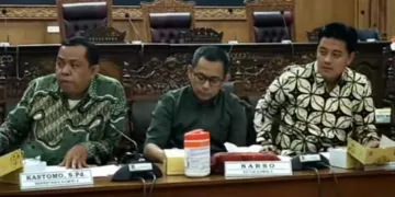 Ketua Komisi A DPRD Pati, Narso (tengah) beserta jajaran anggota dewan saat audiensi dengan Forum Tenaga Honorer Tahun 2025. (Lingkarjateng.id)