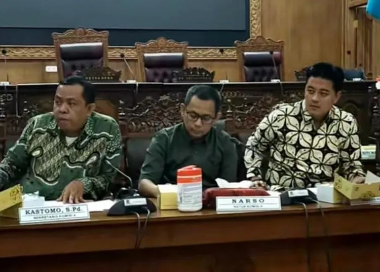 Ketua Komisi A DPRD Pati, Narso (tengah) beserta jajaran anggota dewan saat audiensi dengan Forum Tenaga Honorer Tahun 2025. (Lingkarjateng.id)