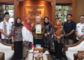 Bupati Kendal, Dyah Kartika Permanasari (keempat kiri), mendapatkan bingkisan beras organik dari saat berkunjung ke Rumah Dinas Bupati Blora pada Jumat, 25 September 2026. (dok for Lingkarjateng.id)