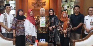 Bupati Kendal, Dyah Kartika Permanasari (keempat kiri), mendapatkan bingkisan beras organik dari saat berkunjung ke Rumah Dinas Bupati Blora pada Jumat, 25 September 2026. (dok for Lingkarjateng.id)
