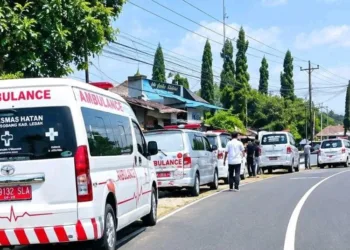 ILUSTRASI: Deretan mobil ambulans disiagakan di kawasan Kecamatan Gembong, Kabupaten Pati pada kasus keracunan massal pada Rabu, 9 September 2026. (dok for Lingkarjateng.id)