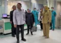Wakil Ketua Komisi D DPRD Pati, Endah Sri Wahyuningati (kanan), menjenguk siswa yang mengalami keracunan di RS Mitra Bangsa, Kamis, 10 September 2026. (dok for Lingkarjateng.id)