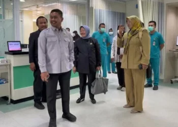 Wakil Ketua Komisi D DPRD Pati, Endah Sri Wahyuningati (kanan), menjenguk siswa yang mengalami keracunan di RS Mitra Bangsa, Kamis, 10 September 2026. (dok for Lingkarjateng.id)