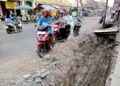 Perbaikan drainase di depan Pasar Winong Kidul, tepatnya Jalan Winong-Pucakwangi turut Desa Pekalongan, Kecamatan Winong, Kabupaten Pati. (Lingkarjateng.id)