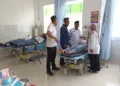 Petugas kesehatan memantau siswa Madrasah Aliyah Negeri (MAN) 2 Rembang yang mengalami keluhan mual hingga diare diduga karena konsumsi menu makan bergizi gratis, Selasa, 8 September 2026. (Vicky Rio/Lingkarjateng.id)