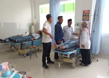 Petugas kesehatan memantau siswa Madrasah Aliyah Negeri (MAN) 2 Rembang yang mengalami keluhan mual hingga diare diduga karena konsumsi menu makan bergizi gratis, Selasa, 8 September 2026. (Vicky Rio/Lingkarjateng.id)
