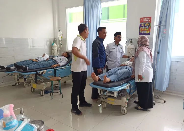 Petugas kesehatan memantau siswa Madrasah Aliyah Negeri (MAN) 2 Rembang yang mengalami keluhan mual hingga diare diduga karena konsumsi menu makan bergizi gratis, Selasa, 8 September 2026. (Vicky Rio/Lingkarjateng.id)
