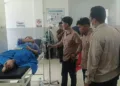 Pihak SPPG Soditan saat memantau penanganan sejumlah siswa SMAN 1 Lasem yang diduga keracunan MBG di Puskesmas Lasem, Kabupaten Rembang, Kamis, 3 September 2026. (Vicky Rio/Lingkarjateng.id)