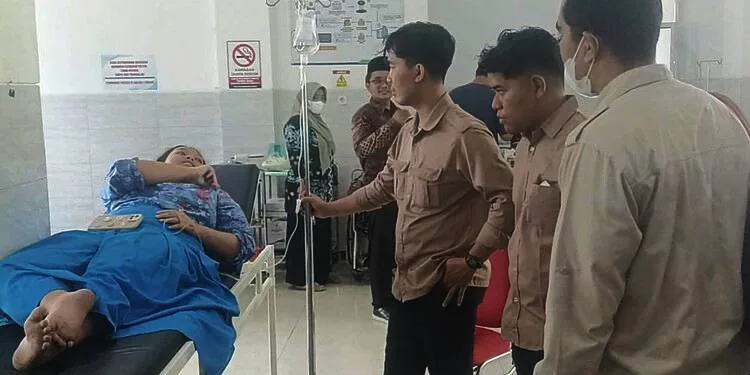 Pihak SPPG Soditan saat memantau penanganan sejumlah siswa SMAN 1 Lasem yang diduga keracunan MBG di Puskesmas Lasem, Kabupaten Rembang, Kamis, 3 September 2026. (Vicky Rio/Lingkarjateng.id)
