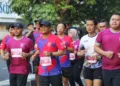 Gubernur Jawa Tengah, Ahmad Luthfi (kedua kiri) bersama sekitar 6.000 peserta, meramaikan gelaran Solo Run Fest 2025 di Kota Surakarta, Minggu, 28 September 2025. (dok Humas Pemprov jateng)