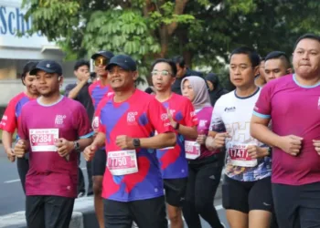 Gubernur Jawa Tengah, Ahmad Luthfi (kedua kiri) bersama sekitar 6.000 peserta, meramaikan gelaran Solo Run Fest 2025 di Kota Surakarta, Minggu, 28 September 2025. (dok Humas Pemprov jateng)