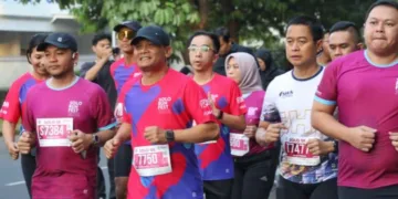 Gubernur Jawa Tengah, Ahmad Luthfi (kedua kiri) bersama sekitar 6.000 peserta, meramaikan gelaran Solo Run Fest 2025 di Kota Surakarta, Minggu, 28 September 2025. (dok Humas Pemprov jateng)