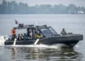 Prajurit TNI AL mengevakuasi korban kapal motor penumpang (KMP) Virgo Transport 8 menggunakan kapal patroli cepat Lanal Banjarmasin di Pelabuhan Tri Sakti, Banjarmasin, Kalimantan Selatan, Selasa, 15 September 2026. (Antara/Lingkarjateng.id)