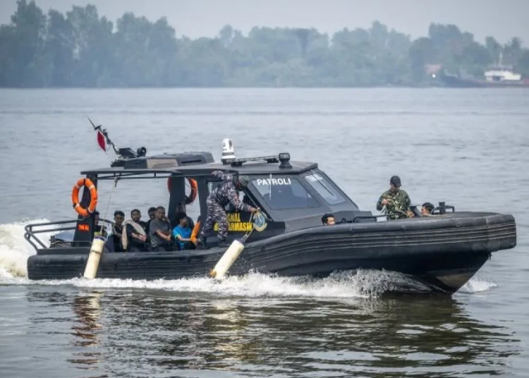 Prajurit TNI AL mengevakuasi korban kapal motor penumpang (KMP) Virgo Transport 8 menggunakan kapal patroli cepat Lanal Banjarmasin di Pelabuhan Tri Sakti, Banjarmasin, Kalimantan Selatan, Selasa, 15 September 2026. (Antara/Lingkarjateng.id)