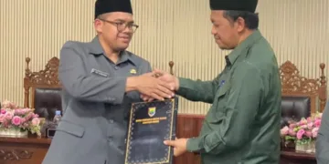 Bupati Batang Faiz Kurniawan dan Ketua DPRD Batang Suudi serah terima dokumen Perubahan APBD 2026 pada Rabu, 16 September 2026. (Humas Pemkab Batang/Lingkarjateng.id)