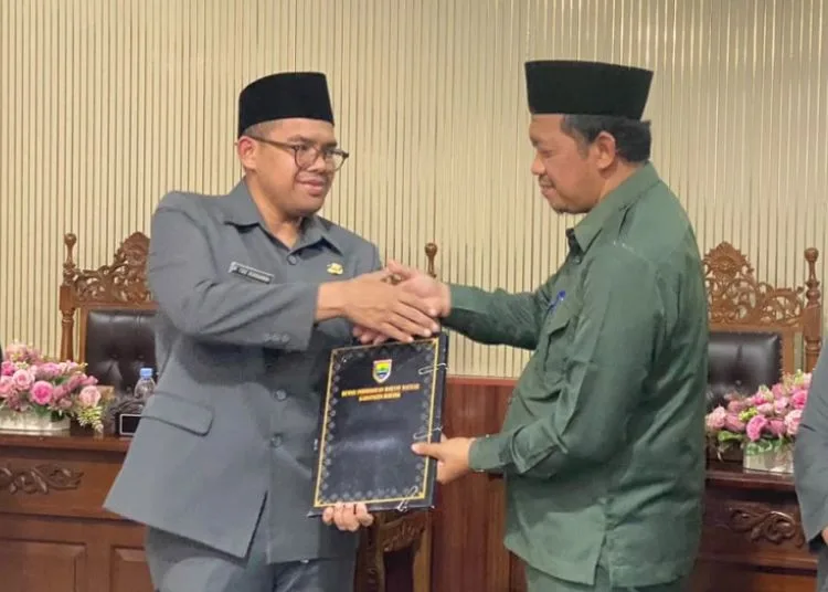 Bupati Batang Faiz Kurniawan dan Ketua DPRD Batang Suudi serah terima dokumen Perubahan APBD 2026 pada Rabu, 16 September 2026. (Humas Pemkab Batang/Lingkarjateng.id)