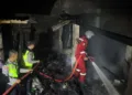 Petugas pemadam kebakaran bersama petugas kepolisian dan TNI memeriksa kondisi kandang ayam di Sidorejo, Salatiga yang terbakar, Senin, 14 September 2026 petang. (Humas Polres Salatiga/Lingkarjateng.id)