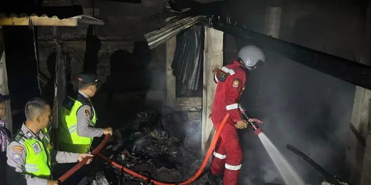Petugas pemadam kebakaran bersama petugas kepolisian dan TNI memeriksa kondisi kandang ayam di Sidorejo, Salatiga yang terbakar, Senin, 14 September 2026 petang. (Humas Polres Salatiga/Lingkarjateng.id)