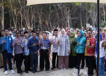 Badan Pengkajian MPR RI bersama Gerakan Ekonomi Kreatif Nasional (Gekrafs) Jepara saat di Pantai Ceria, Karimunjawa, pada Selasa, 29 September 2026. (Tomi Budianto/Lingkarjateng.id)