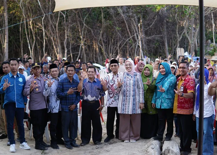 Badan Pengkajian MPR RI bersama Gerakan Ekonomi Kreatif Nasional (Gekrafs) Jepara saat di Pantai Ceria, Karimunjawa, pada Selasa, 29 September 2026. (Tomi Budianto/Lingkarjateng.id)