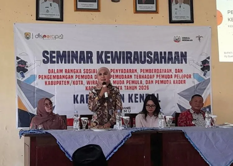 Bupati Kendal Dyah Kartika Permanasari menghadiri seminar kewirausahaan yang diselenggarakan Dinas Kepemudaan, Olahraga dan Pariwisata (Disporapar) di aula Kecamatan Sukorejo, Selasa, 8 September 2026. (Anik Kustiani/Lingkarjateng.id)