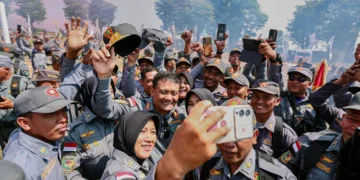 Gubernur Jawa Tengah, Ahmad Luthfi, berfoto dengan para anggota Satlinmas Jateng dalam Apel Akbar Satlinmas di Stadion Pandanaran, Wujil, Kabupaten Semarang, Rabu, 30 September 2026. (Humas Pemprov Jateng/Lingkarjateng.id)