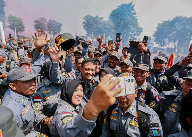 Gubernur Jawa Tengah, Ahmad Luthfi, berfoto dengan para anggota Satlinmas Jateng dalam Apel Akbar Satlinmas di Stadion Pandanaran, Wujil, Kabupaten Semarang, Rabu, 30 September 2026. (Humas Pemprov Jateng/Lingkarjateng.id)