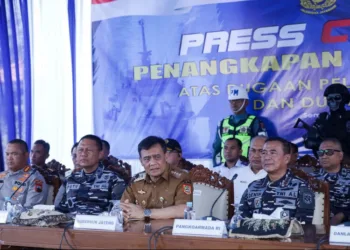 Gubernur Jawa Tengah, Ahmad Luthfi, saat menghadiri konferensi pers kasus penimbunan BBM ilegal di Markas Komando Pangkalan TNI Angkatan Laut Semarang, Senin, 21 September 2026. (Humas Pemprov Jateng/Lingkarjateng.id)