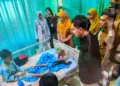 Gubernur Jawa Tengah, Ahmad Luthfi, mendampingi Wakil Presiden RI, Gibran Rakabuming Raka, menjenguk korban keracunan massal program MBG di salah satu puskesmas di Kecamatan Bawang, Kabupaten Batang, Senin, 28 September 2026. (Humas Pemprov Jateng/Lingkarjateng.id)