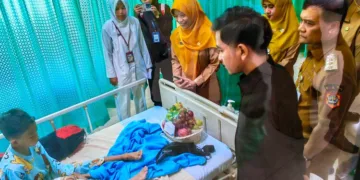 Gubernur Jawa Tengah, Ahmad Luthfi, mendampingi Wakil Presiden RI, Gibran Rakabuming Raka, menjenguk korban keracunan massal program MBG di salah satu puskesmas di Kecamatan Bawang, Kabupaten Batang, Senin, 28 September 2026. (Humas Pemprov Jateng/Lingkarjateng.id)