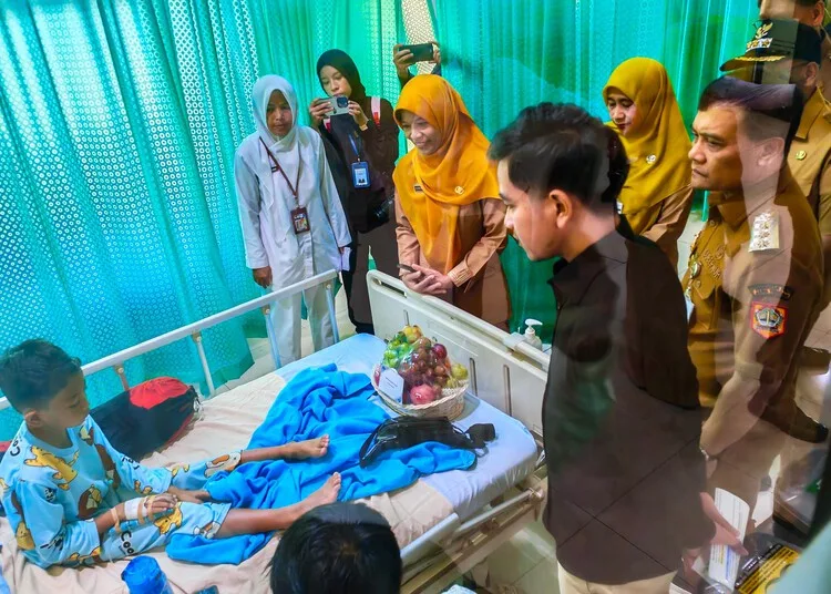 Gubernur Jawa Tengah, Ahmad Luthfi, mendampingi Wakil Presiden RI, Gibran Rakabuming Raka, menjenguk korban keracunan massal program MBG di salah satu puskesmas di Kecamatan Bawang, Kabupaten Batang, Senin, 28 September 2026. (Humas Pemprov Jateng/Lingkarjateng.id)