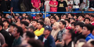 Gubernur Jateng, Ahmad Luthfi, tampak hadir pada acara nobar laga Timnas Indonesia FIFA ASEAN Cup 2026 melawan Singapura berlangsung seru di Halaman Kantor Gubernur Jawa Tengah Jumat, 25 September 2026. (dok Humas Pemprov Jateng)