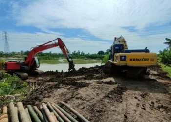 Sebuah alat berat diterjunkan untuk melakukan normalisasi sungai. Foto : Lingkar Network/Burhan
