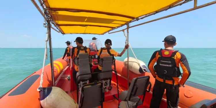 Tim SAR gabungan bergerak melakukan operasi penyisiran dengan mengerahkan Rigid Inflatable Boat (RIB) terhadap nelayan asal Indramayu yang hilang di laut Jepara. Foto: Dok.Kantor SAR Semarang/Lingkar